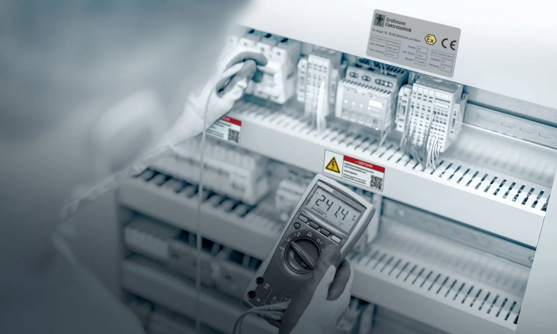 Bild einer Maschine mit "Gefahr"-Aufkleber