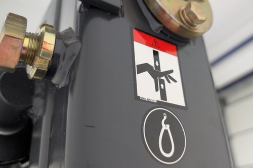 Sicherheitsaufkleber auf Maschine