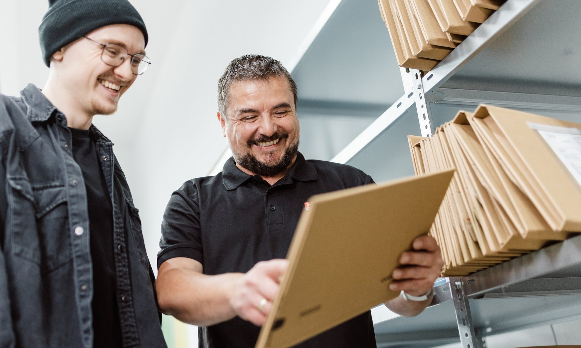 Mitarbeiter mit Aufklebern