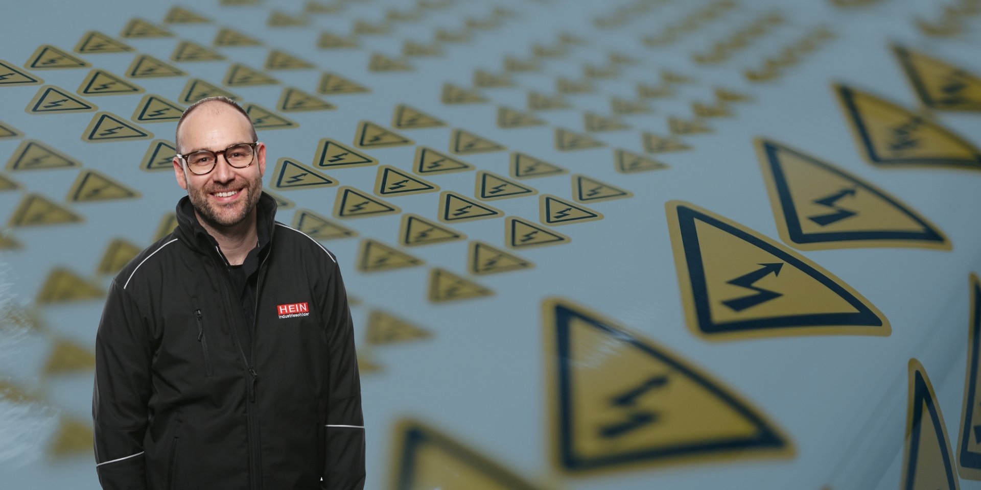 Hintergrundbild mit Mitarbeiter und Aufklebern