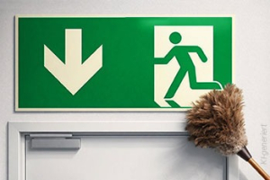 Sauberkeit ist gut, Sicherheit ist besser – Warum Sie beim Frühjahrsputz unbedingt Ihre Fluchtwegschilder prüfen sollten