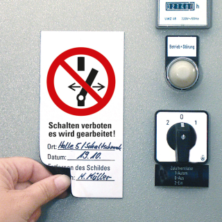 Wartungskennzeichen: Schalten verboten, es wird gearbeitet!, Piktogramm & Text,  weiß-rot