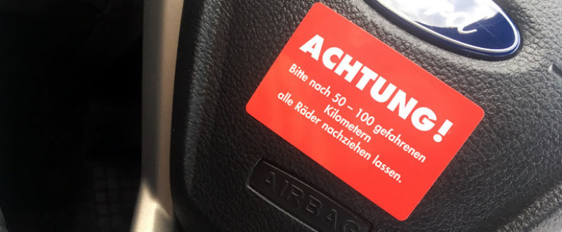 Informative Wartungs- und Serviceaufkleber bei Kfz-Werkstätten