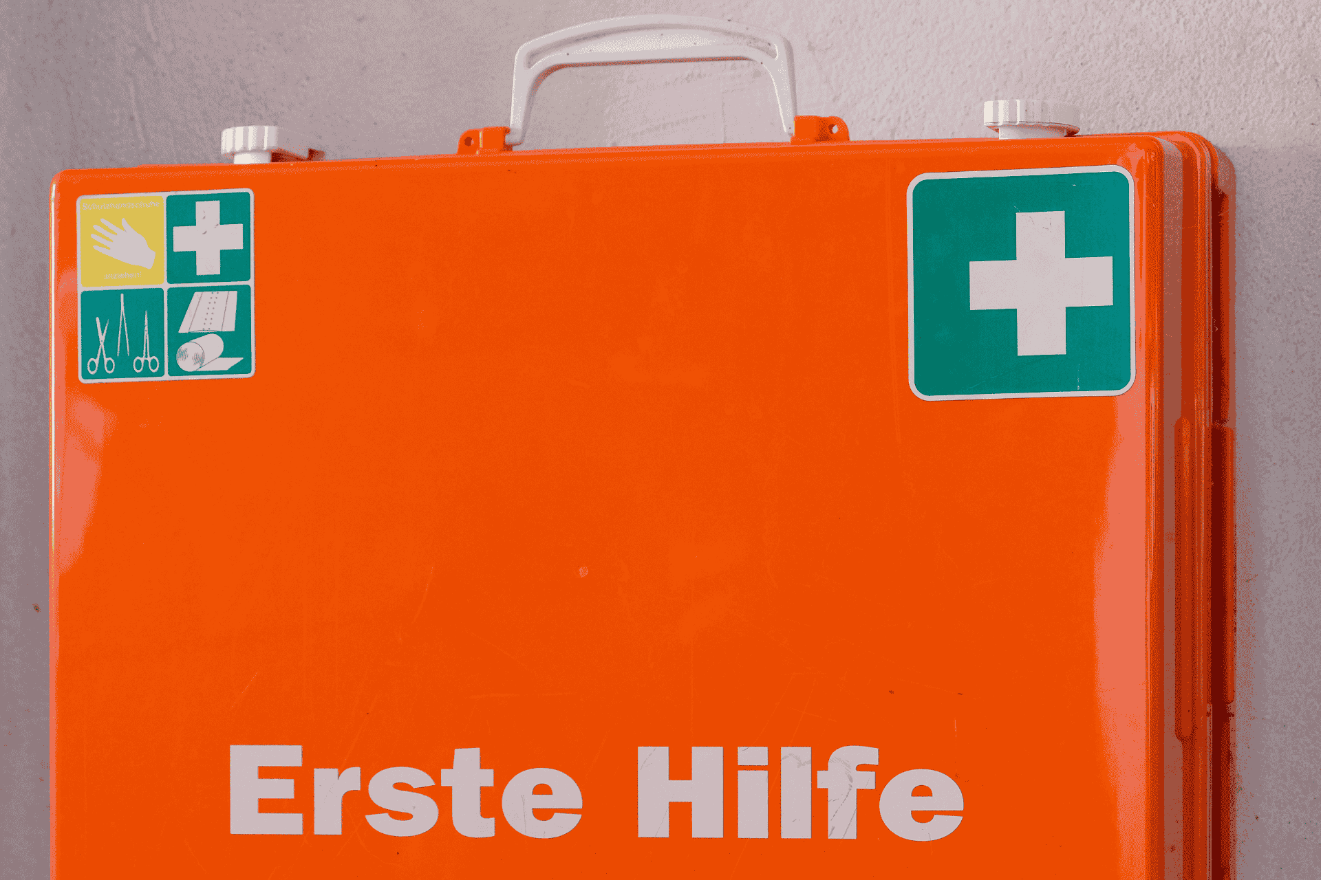 Erste Hilfe Schild richtig anbringen