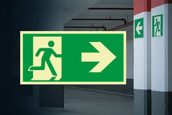 Fluchtwegkennzeichnung richtig umsetzen: Vorschriften, Schilder & Prüfpflichten