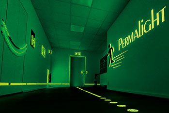 Sicherheit bei Stromausfall: Wie nachleuchtende und reflektierende Schilder Leben retten können